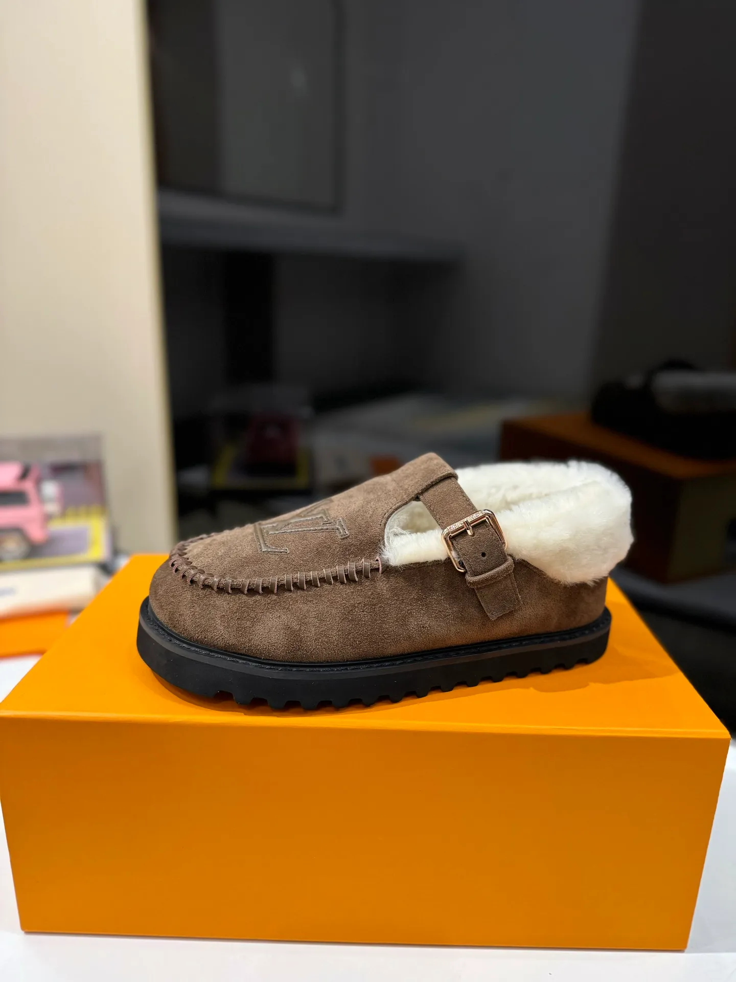 👟👟Ex-factory price 560👟👟 Louis Vuitton lv louis vuott…on fw24 new arrival～The latest furry slippers for autumn and winter🏂🏂 This pair of furry slippers is also very good-looking! The leather ones are very high-end! ! !Paired with denim shorts in autumn and winter, it’s perfect! Put it on and you will instantly have your ideal height! 😍 A favorite style, with fashion elements, the appearance of the upper is full of nobility. Wearing it can always show off the fashionable charm of women. It is fashionable but not too showy. The high-end beef tendon on the upper and the Lvjia letter buckle are so beautiful. ✅Upper: imported high-end frosted/cow leather ✅Outsole: original outsole ✅Inner lining: imported real wool ✅Size: 35-42 (41.42 customized, non-returnable) ✅Packaging: full set of original drawer box
